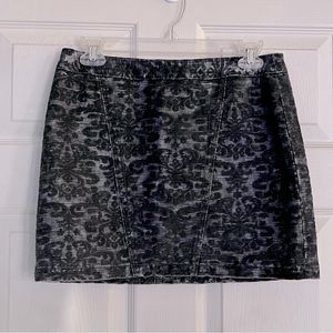 🆕 Express Textured Black and Silver Metallic Abstract Floral Mini Skirt, Size 4
